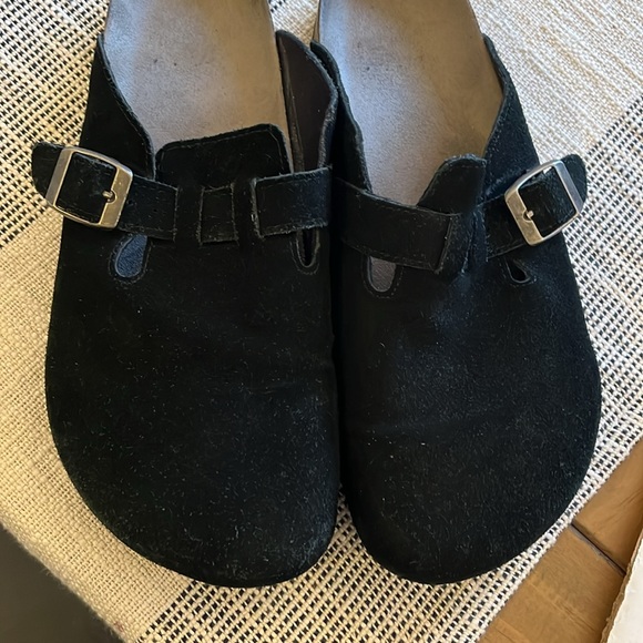 Women’s Boston black leather slip ons. Size 10 - Picture 4 of 4